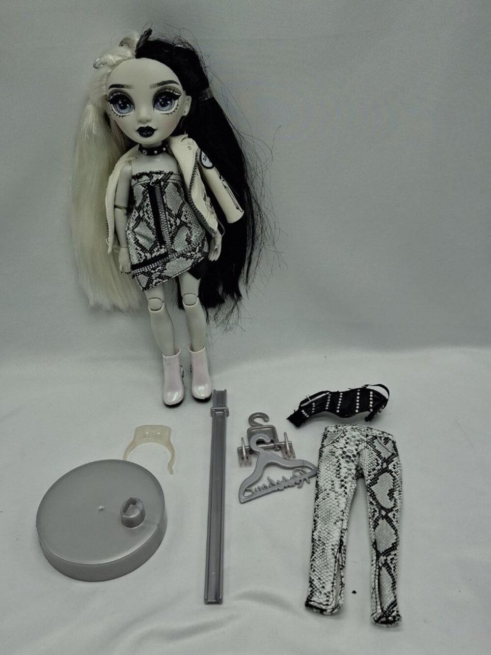 Rainbow High Shadow Series Heather Grayson Articulated Fashion Doll & Accesories